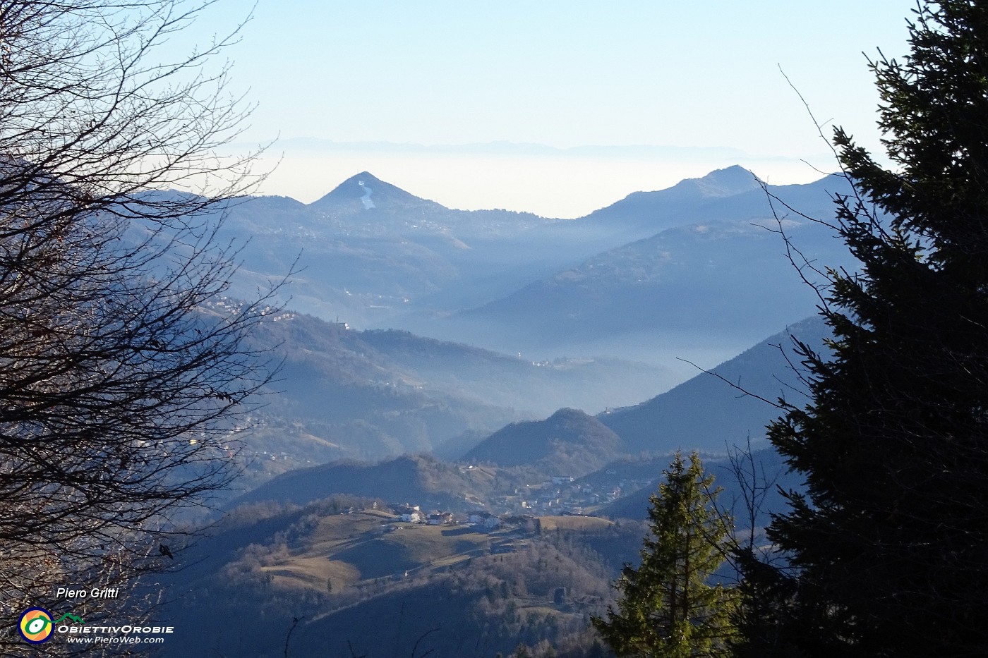 44 Zoom verso l'altopiano Selvino-Aviatico e i suoi monti.JPG